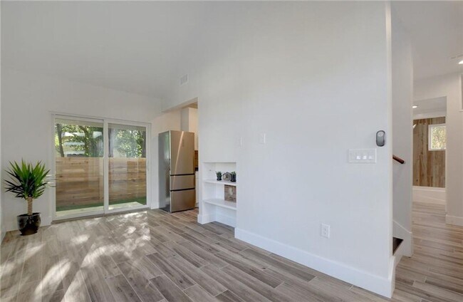 Building Photo - East Austin 2 Bed 2 Bath