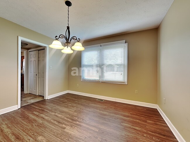 Building Photo - 121 Old Carriage Dr