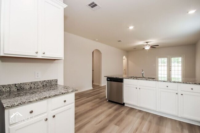 Building Photo - 10482 Sweetwater Creek Dr