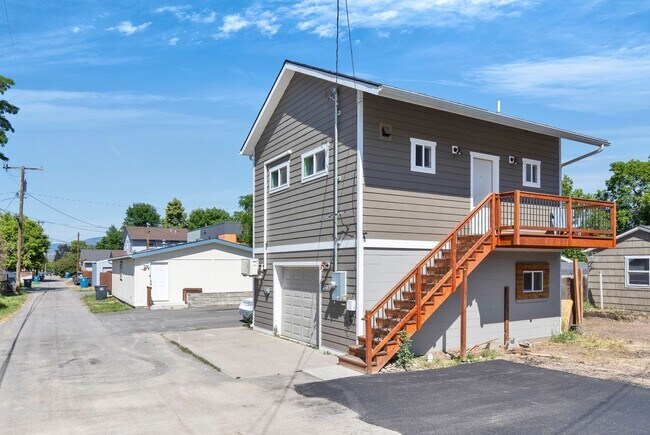 Foto del edificio - Modern One-Bedroom Above-Garage Apartment in Central Missoula