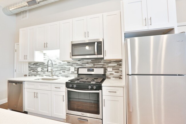 Building Photo - Gorgeous 2Bed/1bath in Logan Square! Condo Quality! In-Unit Laundry! Central Air! Stainless Steel!
