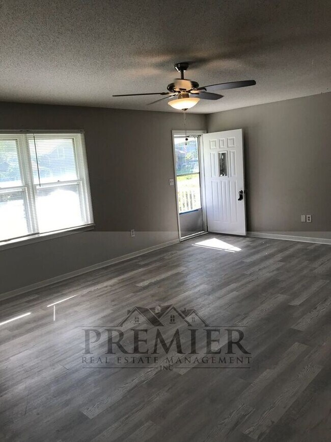Building Photo - 2 bd/2 ba Home Warrensburg - Rent $1295 Wa...