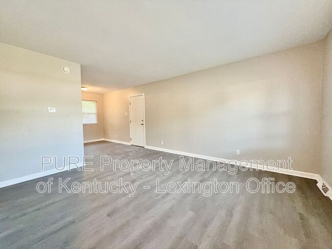 Building Photo - 2408 Shandon Dr