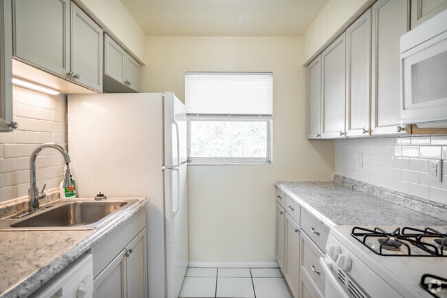 1BR, 1BA - 700SF - Kitchen - Midway Court Apartments