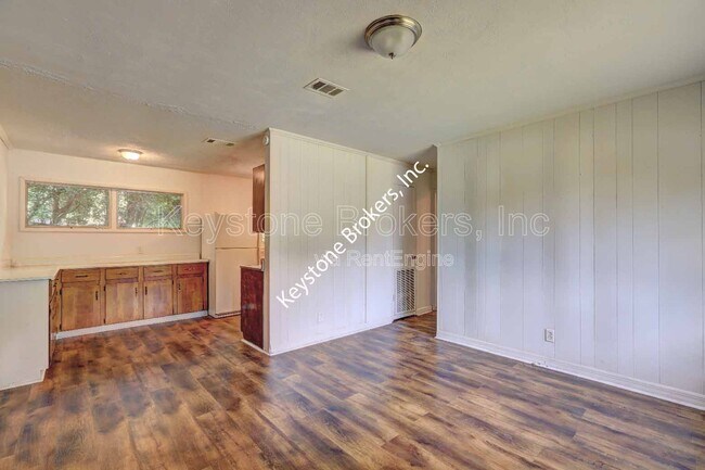 Building Photo - 2423 Thrasher Ave