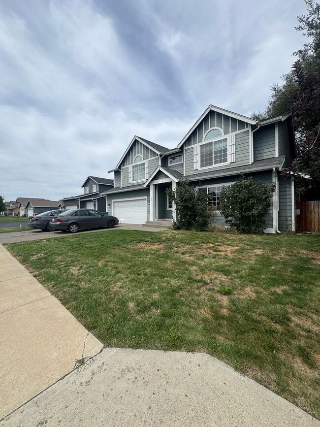 Building Photo - HUGE PET FRIENDLY Rental