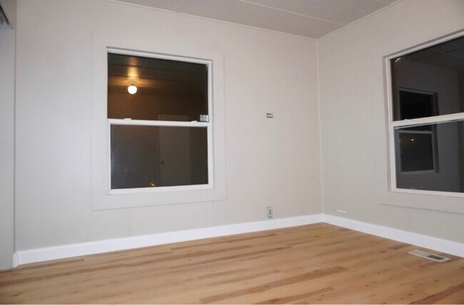 Foto del edificio - 897 E 3rd St