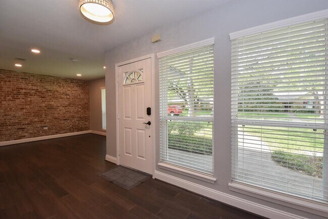 Foto del edificio - 10607 Meadow Lake Ln