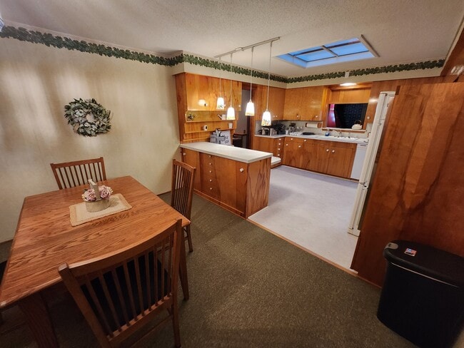 Building Photo - 7675 N Hix Rd