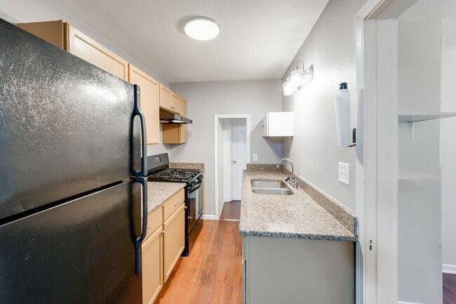 Building Photo - Highland Park Gem- 3/1 with Large Yard