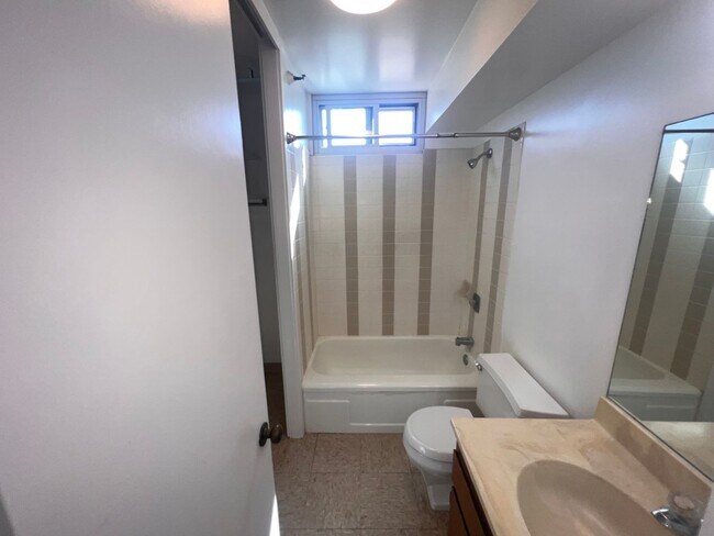 Building Photo - Fairway House: Newly Renovated.  2 bedroom...