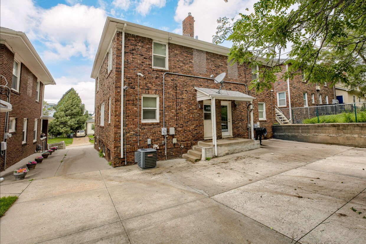 Building Photo - Spacious 3 Bedroom Duplex in the Heart of ...