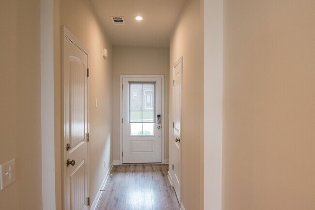 Foto del edificio - Beautiful Gallatin Townhome w/ Appliances!
