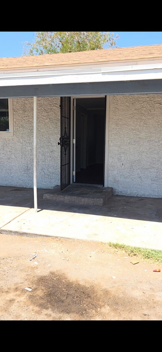 Building Photo - 2240 E Taylor St