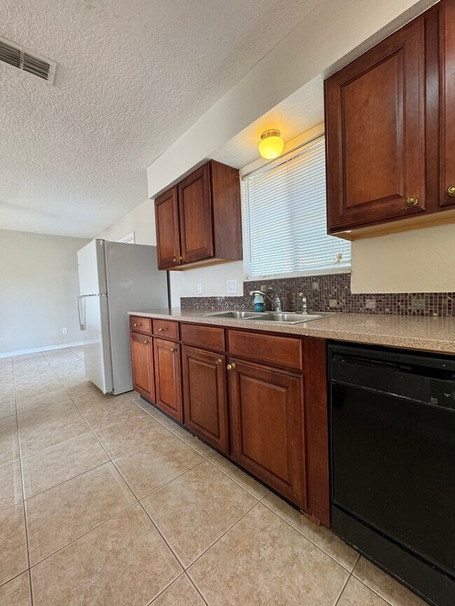 Building Photo - 1732 Laredo Dr