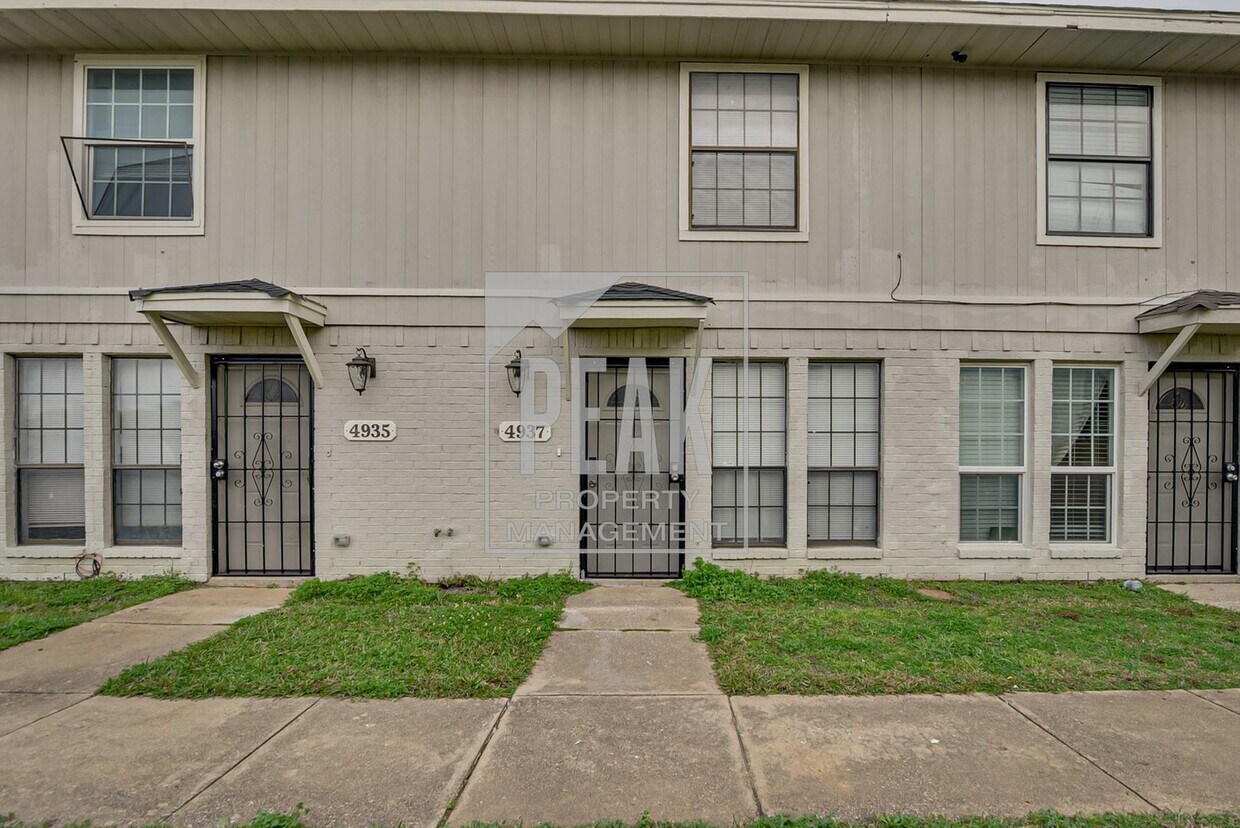 Primary Photo - Prime Location Townhome Offer Just Minutes...