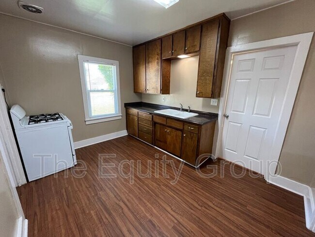 Building Photo - 420 W Willow St