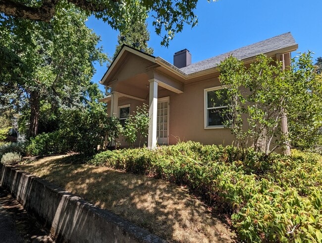 Building Photo - Nice 2 Bedroom, 1-Bath Bungalow Style Home!