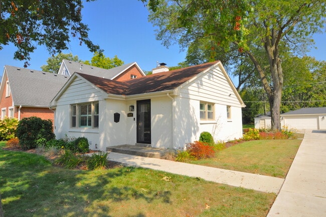 Building Photo - 5429 Lawn Ave