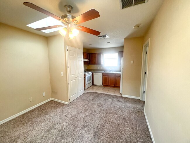 Foto del edificio - MOVE IN NOW-Water & electricity included 1x1 above garage apartment!! Full kitchen & bathroom!! W...