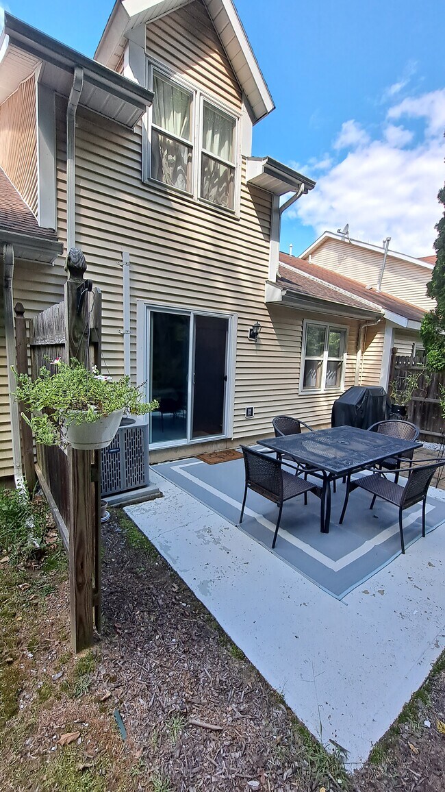 Back patio - 4052 Chaucer Pl