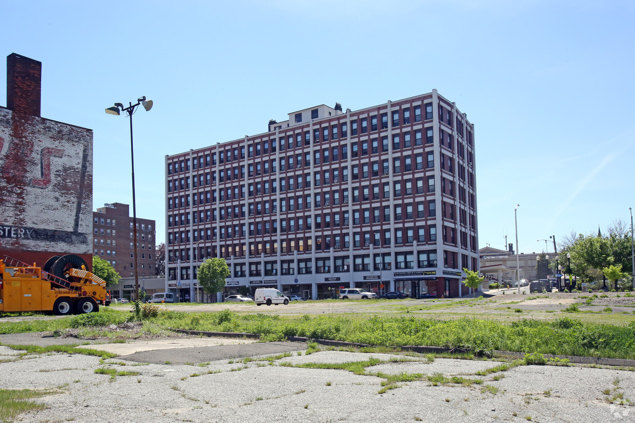 Primary Photo - Stratfield Apartments