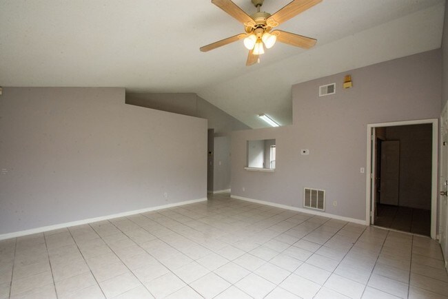 Foto del edificio - Freshly painted 3 Bedroom 2 Bathroom Home