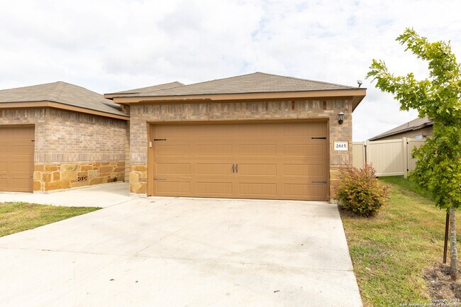 Foto del edificio - 2615 Pahmeyer Rd