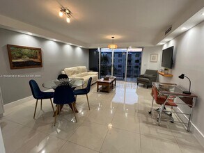 Building Photo - 1700 NW N River Dr