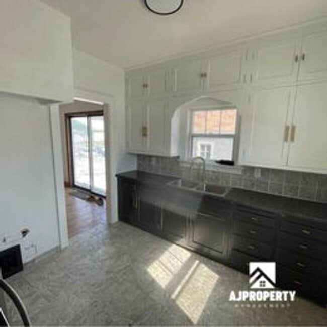 Building Photo - 1826 S Summit Ave Sioux Falls, SD