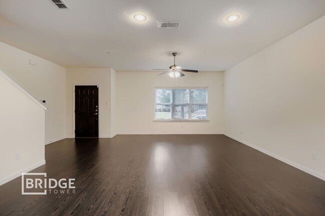 Foto del edificio - 1317 Lakecrest Ln