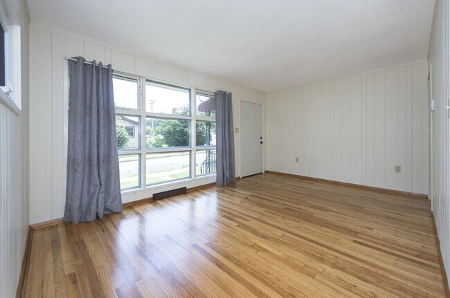 Building Photo - Crestmont Avenue House!