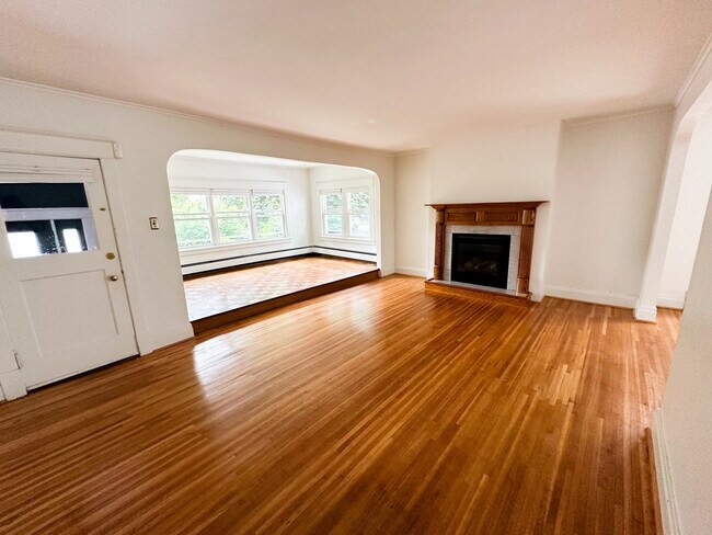 Functional Gas Fireplace - 299 Wellington Rd