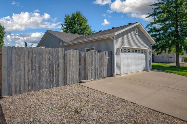 Building Photo - Broadmoore Neighborhood- 4 bed 3 bath fini...