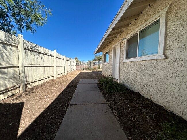 Building Photo - 3024 E Waltann Ln