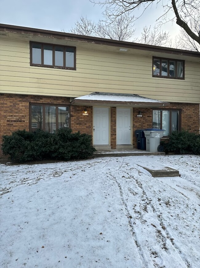 Side x side townhouses - 10627 W Wabash Ave