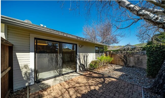 patio trasero cercado - 887 Marigold Ct