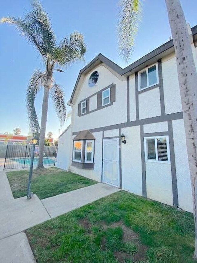 Building Photo - Spacious Townhome in Quiet Community w/ Pool