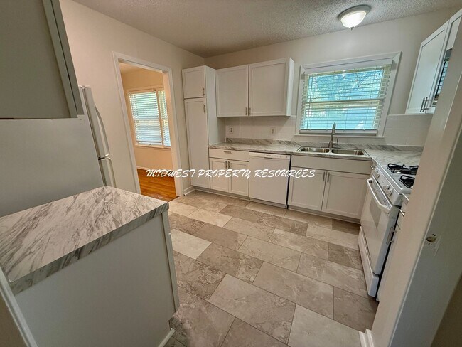 Building Photo - Adorable side by side split with brand new...