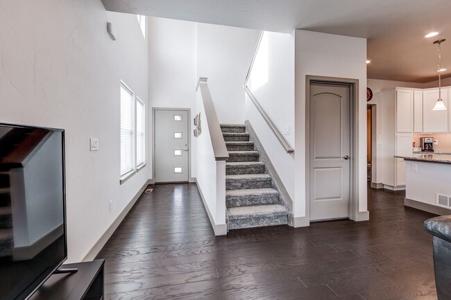 Building Photo - 2 Bedroom townhome Furnished or Unfurnished