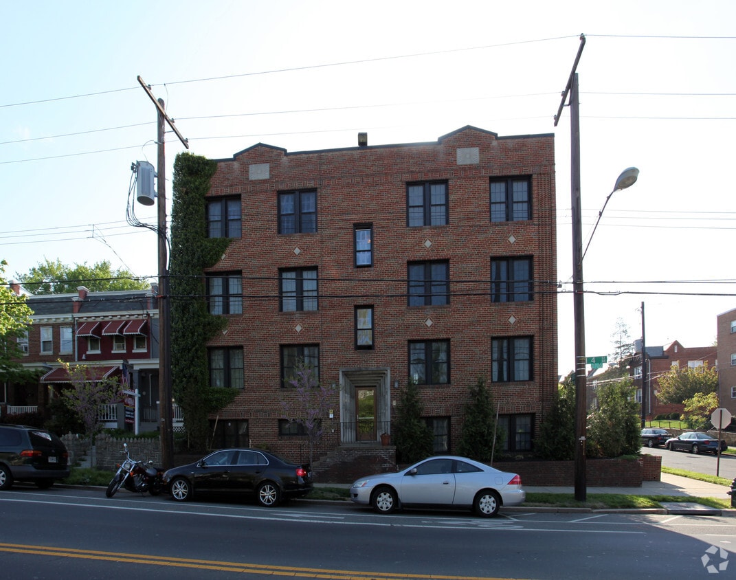 Building Photo - 400 Evarts St NE