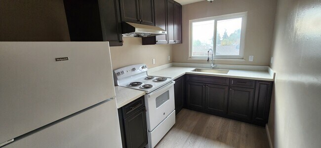 Gabinetes de cocina nuevos - 2421 Damuth St