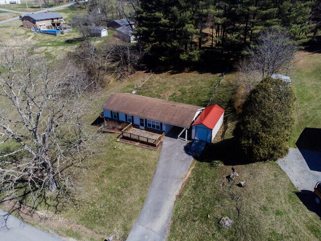 Building Photo - 819 Anderson Ave