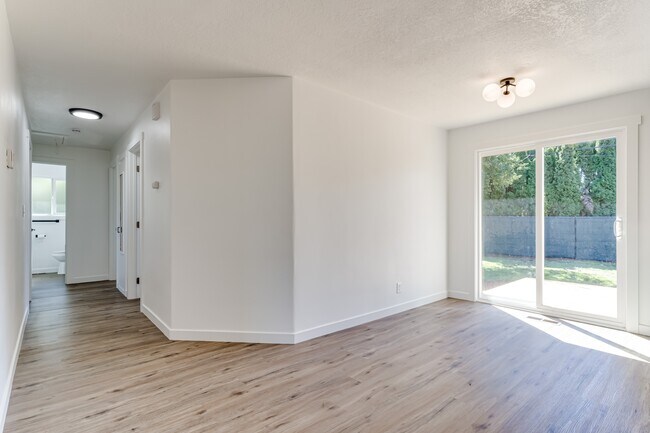 Building Photo - 663 Swan Ct