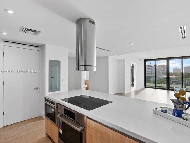 Foto del edificio - 9901 W Bay Harbor Dr