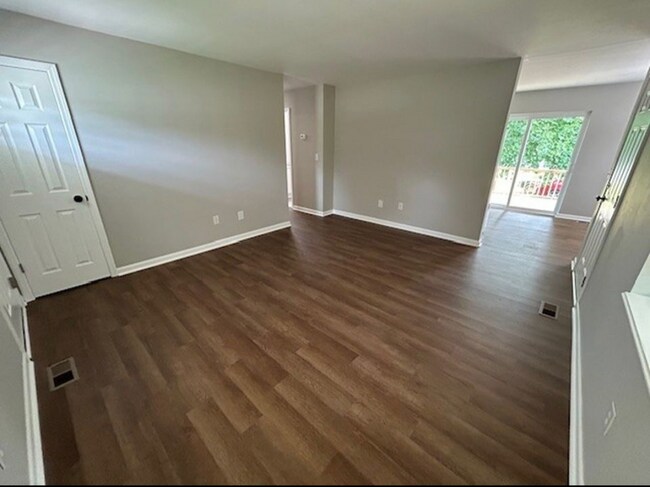 Foto del edificio - 113 Lowell Dr W