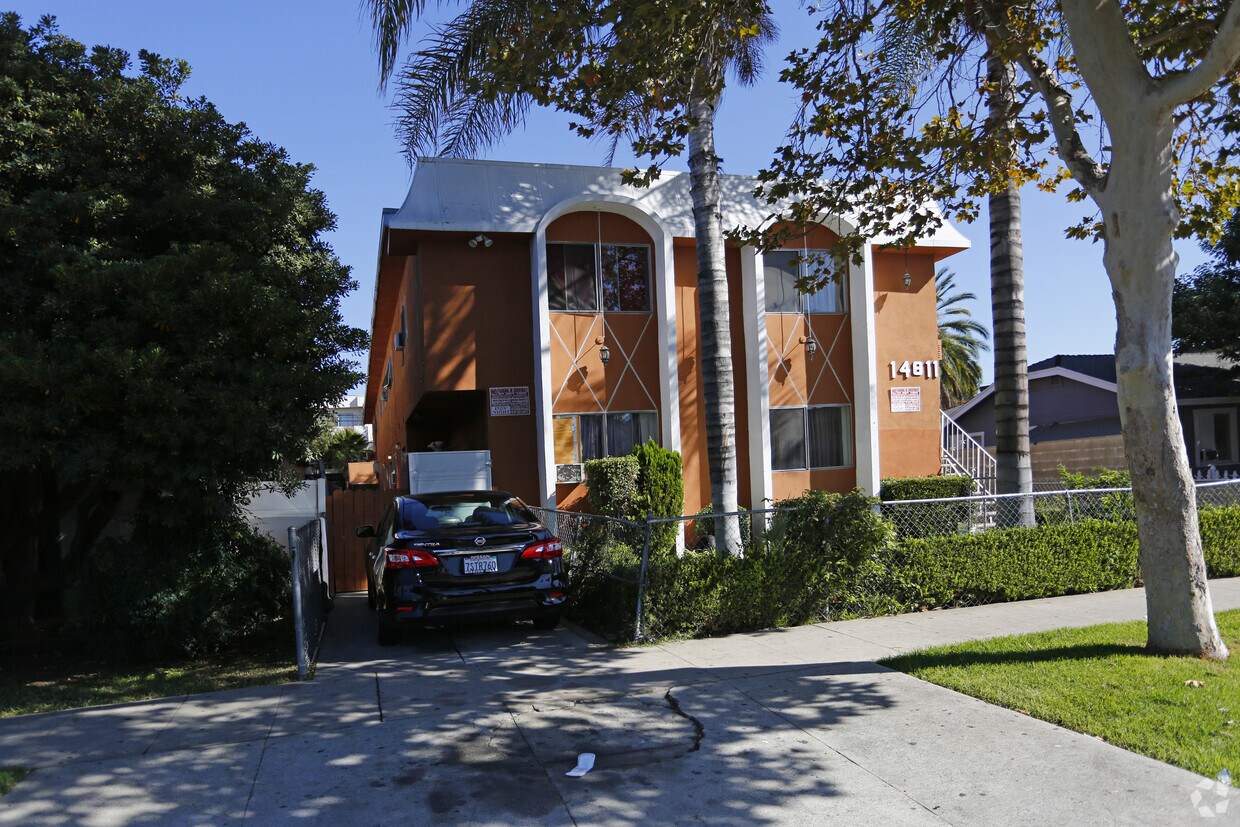 Building - 14811 Sylvan St