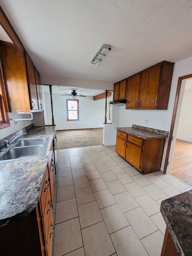 Building Photo - A charming 3-bedroom, 1-bathroom in Maple Heights