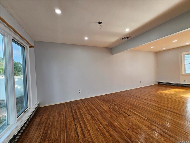 Foto del edificio - 331 W 7th St