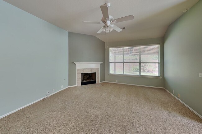 Foto del edificio - 15832 Coyote Hill Dr